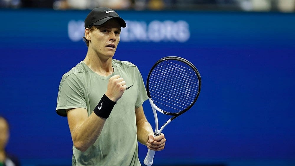 | Photo: AP/Adam Hunger : Jannik Sinner maul Luciano Darderi in the round 4 of Australian Open 2026 to reach the quarterfinals